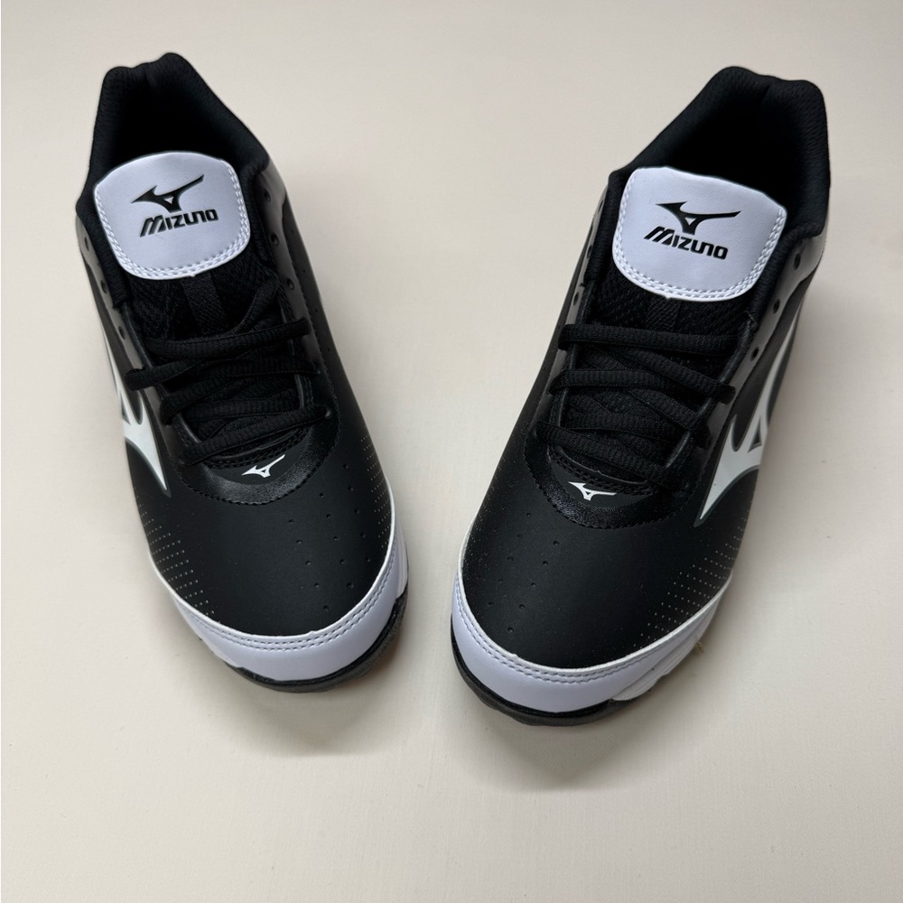 Mizuno Black and White Men's Athletic Shoes